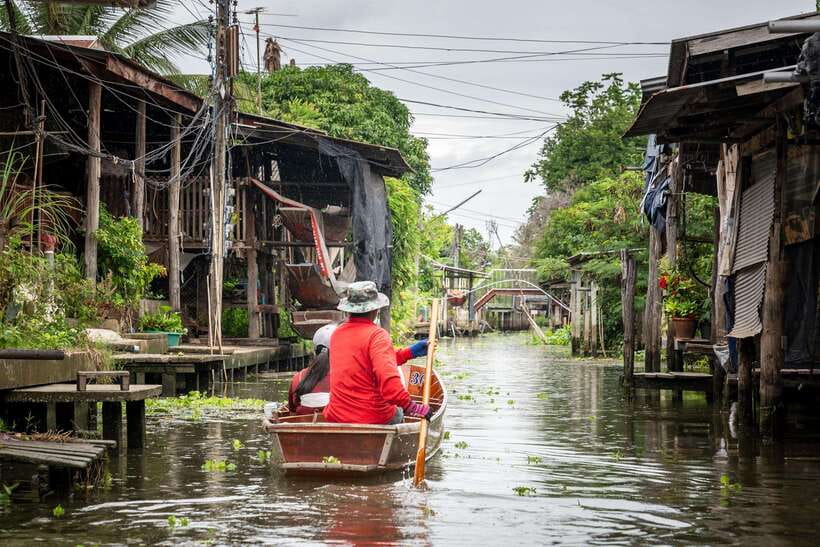 From Bangkok: Railway & Damnoen Saduak Floating Market Tour - Damnoen Saduak Floating Market: walk the stalls, then choose your boat option