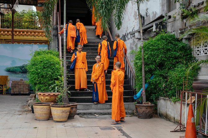 Full Day Bangkok PRIVATE City Tour With Locals - Wat Trimit & Wat Pho tickets - Wat Pho: Reclining Buddha and Thai Massage Roots