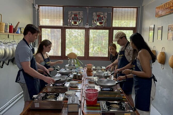 Hands-On Thai Cooking Class Bangkok with Local Chef (Small Group) - Where You Meet Up and Why the Neighborhood Matters