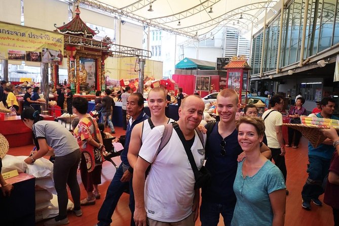 In and around Bangkok Private Tour Guide with Custom Experience - Markets and river time: Chatuchak, floating markets like Damnoen Saduak, and shopping breaks