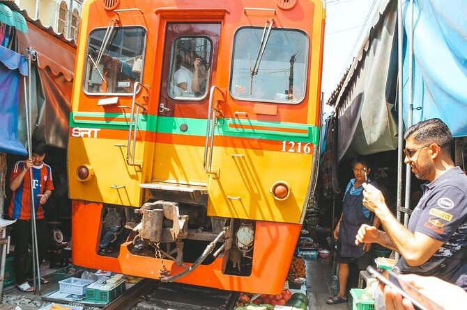 Maeklong Railway Market and Damnoen Saduak Floating Market Tour From Bangkok - How the day flows: two iconic markets from Bangkok