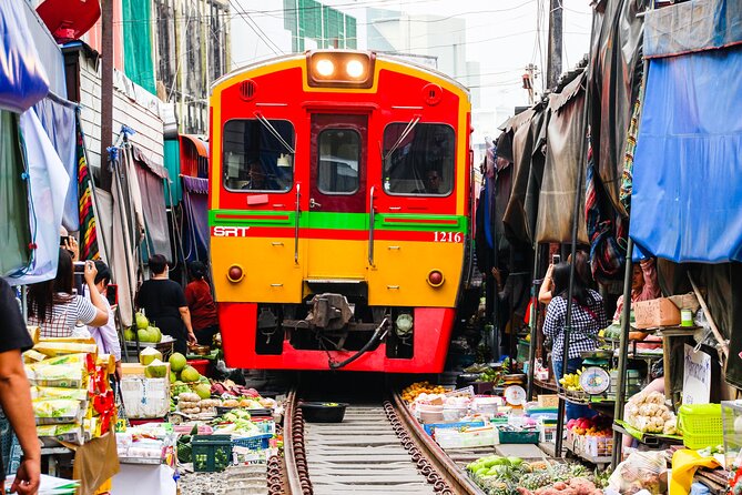 Maeklong Railway Market and Damnoen Saduak Floating Market Tour From Bangkok - Damnoen Saduak Floating Market: boat view plus snack breaks