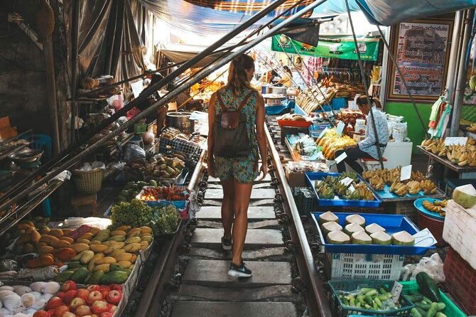 Maeklong Railway Market and Damnoen Saduak Floating Market Tour From Bangkok - Guide quality and group size: the difference between rushed and smooth